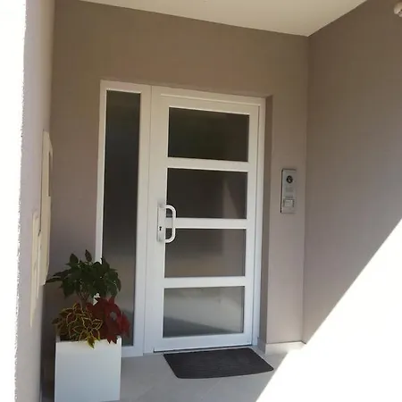 Levanat Apartman *