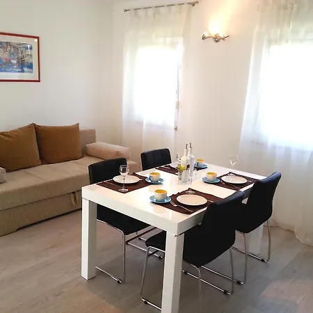 Levanat Apartman *